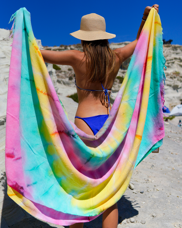 Serviette de plage solaire Towel to Go Tie Dye avec boîte cadeau recyclée, rose, vert