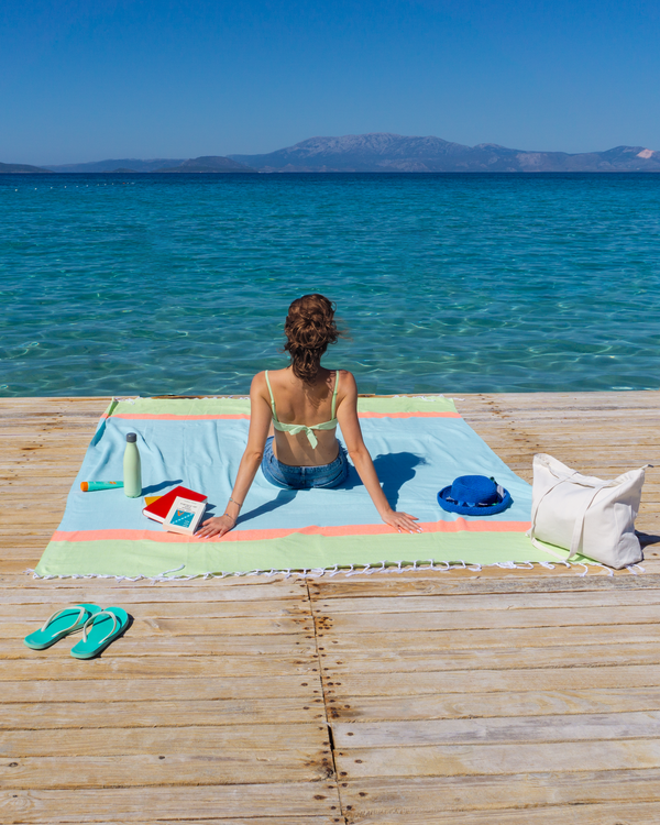 Serviette de plage Towel to Go Neon, coton recyclé avec boîte cadeau recyclée, vert, bleu