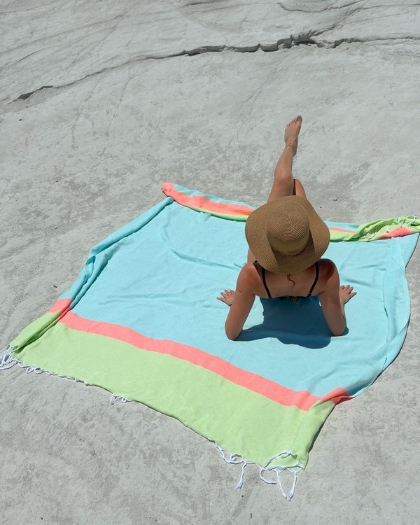 Serviette de plage Towel to Go Neon, coton recyclé avec boîte cadeau recyclée, vert, bleu