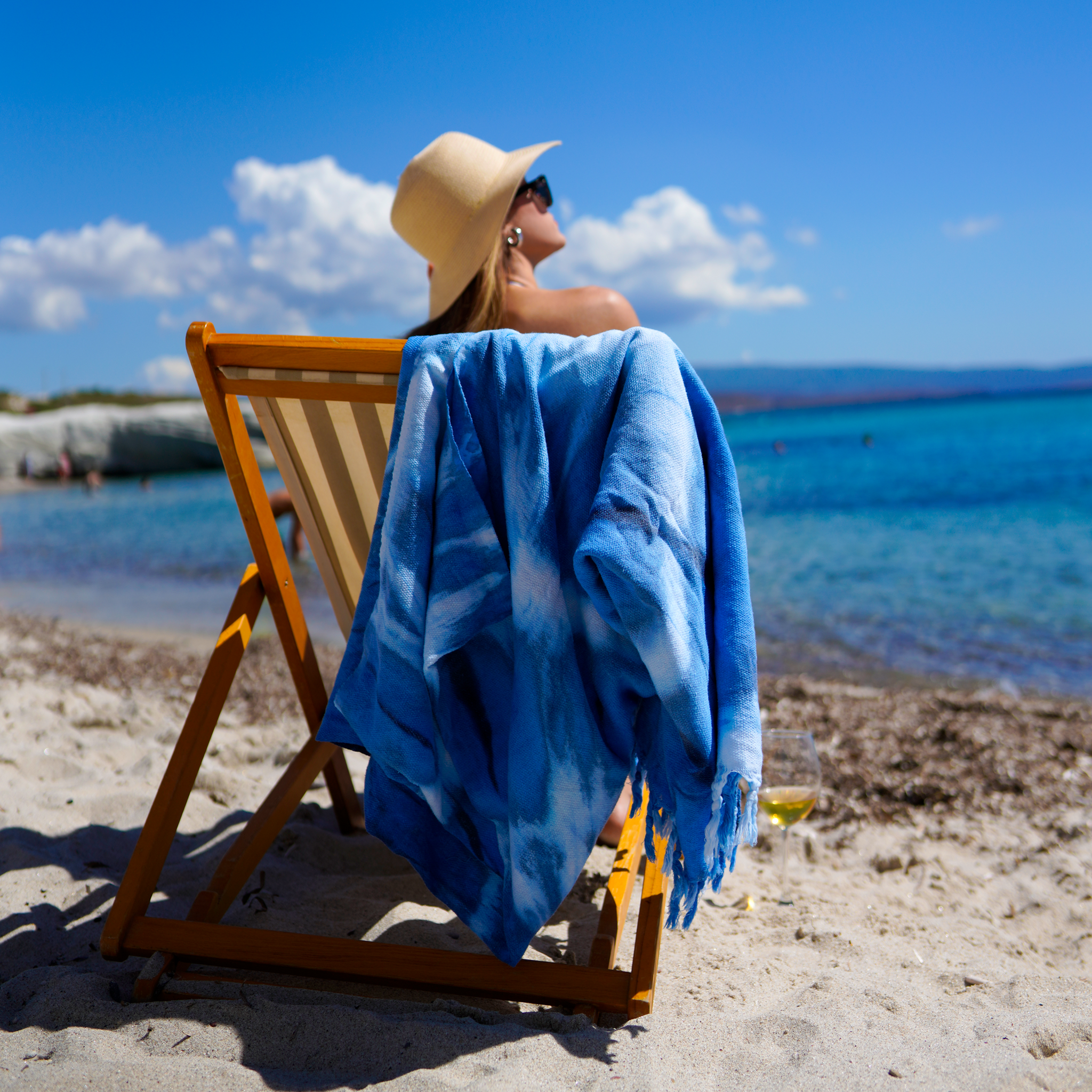 Tie Dye XXL Strandtuch Solar mit recycelter Geschenkbox, Blau, Weiß