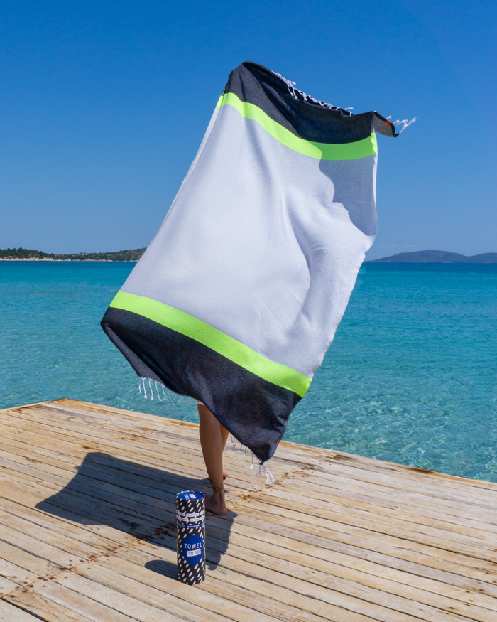 Neon Grau & Anthrazit – Schnelltrocknendes Strandtuch aus recycelter Baumwolle