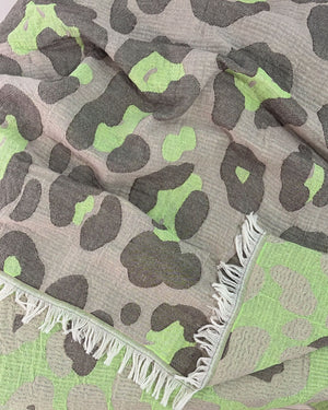 Close-up of the cotton weave and fringes of the Towel to Go Quick Dry Cotton Towel Grey and Lime from the Neon Safari collection.